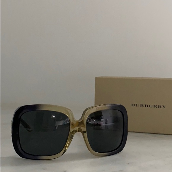 Burberry Accessories - Burberry sunglasses made in 🇮🇹